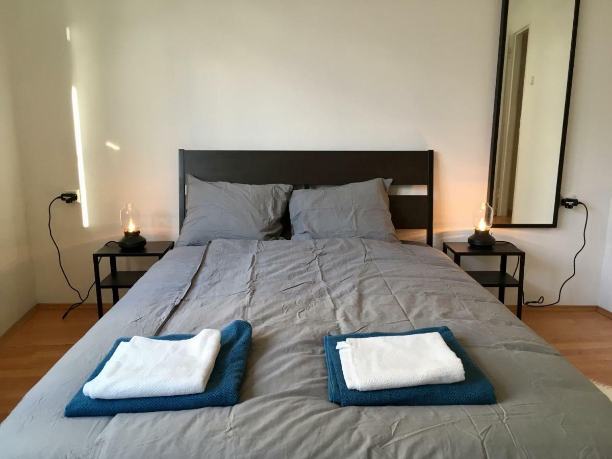 Blu Apartment In Old Town Братислава Екстериор снимка